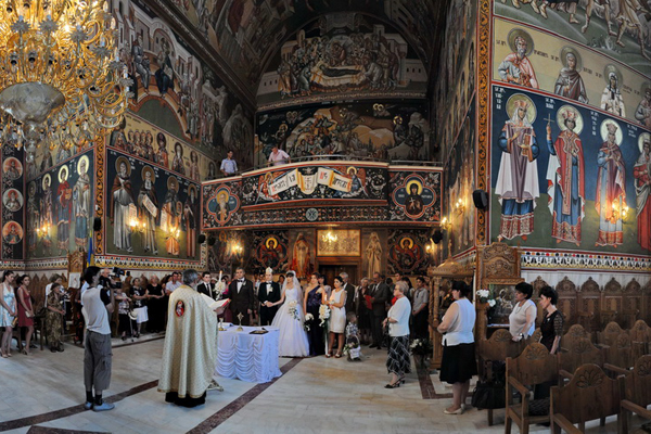 Se revine la tradiţie! Biserica Ortodoxă vrea să oficieze nunţi doar DUMINICA