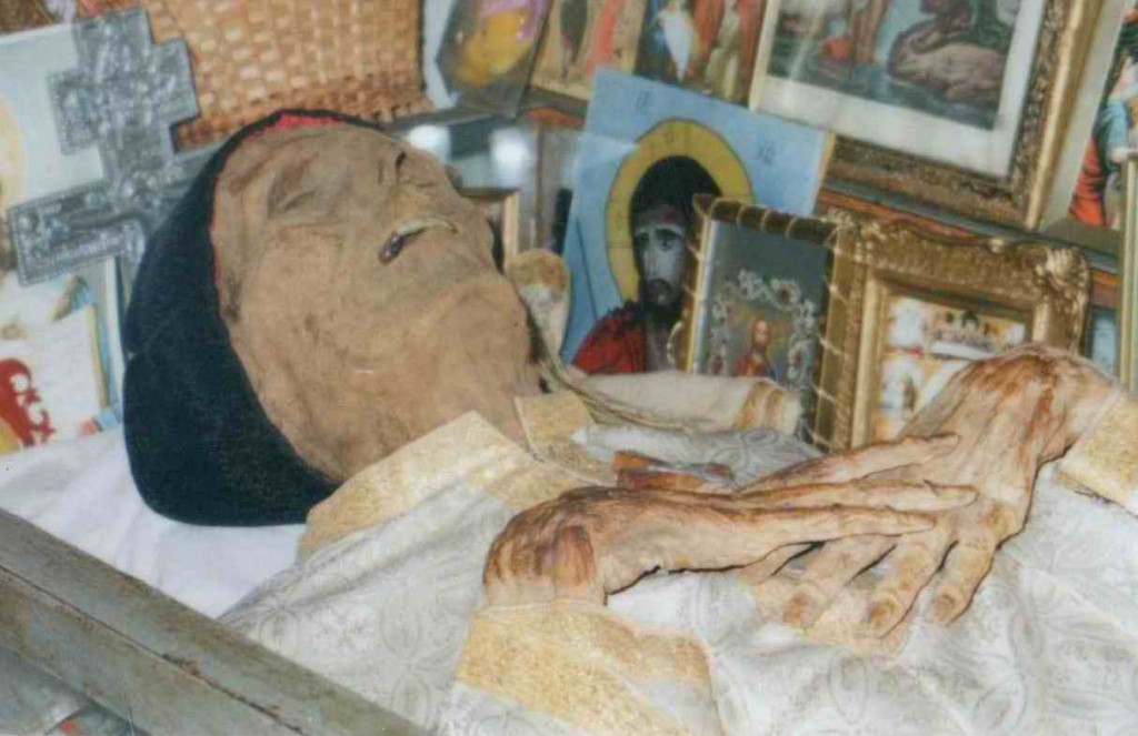 fotopriliecop1 1024x663 22 iulie, are loc Parastasul de 31 de ani al Părintelui Ilie Lăcătușu, găsit NEPUTREZIT și BINEMIROSITOR în Giulești