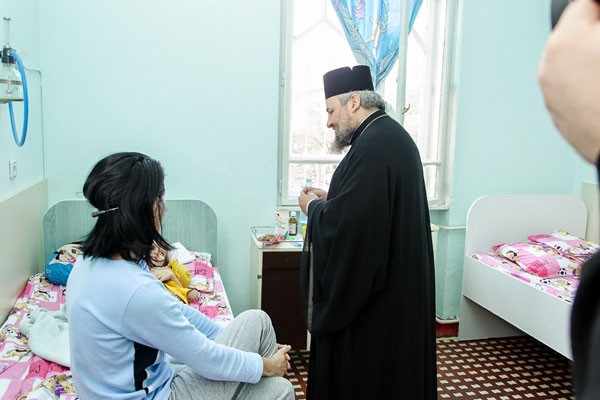 Episcopia Devei şi Hunedoarei a donat spitalului judeţean echipamente medicale pentru secţia de pediatrie