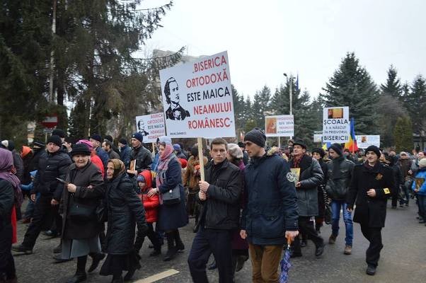FOTO 1.200 de persoane la un marş în favoarea orei de religie desfăşurat la Suceava