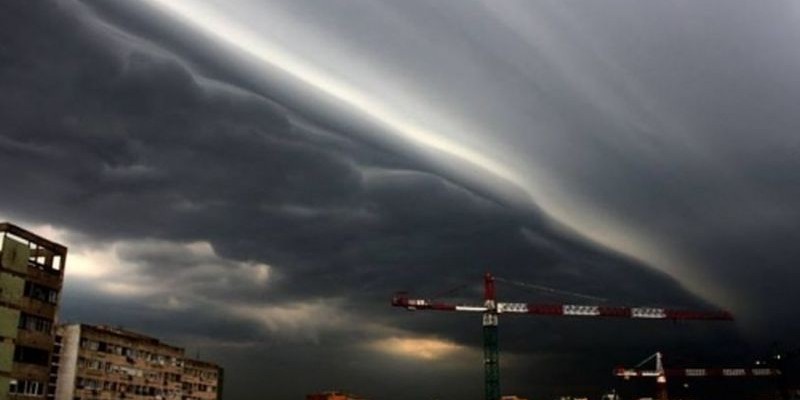 Un nor înfricoşător, negru, imens a traversat România cu 100 de kilometri pe oră
