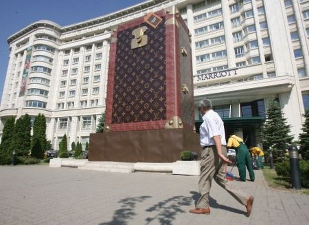 louis vuitton monumentul eroilor pompieri